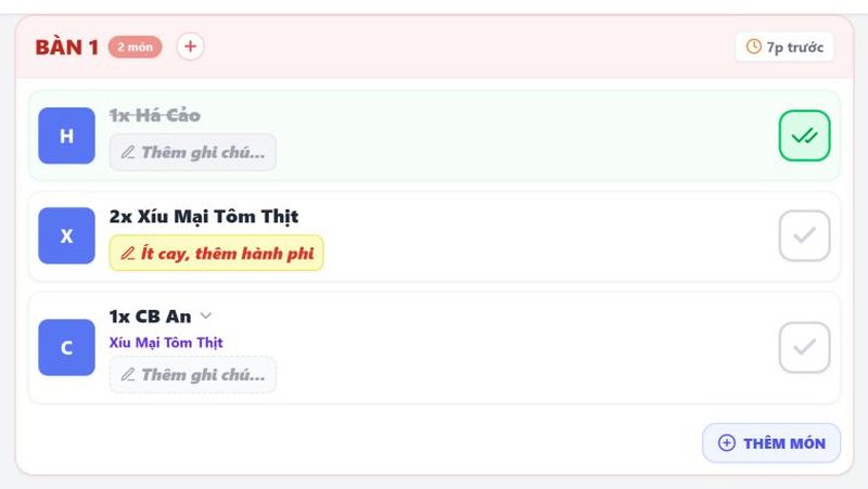 Cận cảnh một thẻ bàn có nhãn "N món", "Np trước", ghi chú vàng, dòng chữ tím combo và một món đã gạch ngang — vai trò Bế