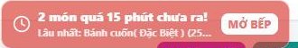 Dải đỏ "N món quá 15 phút chưa ra!" có chữ MỞ BẾP trên màn Bàn — vai trò Thu ngân